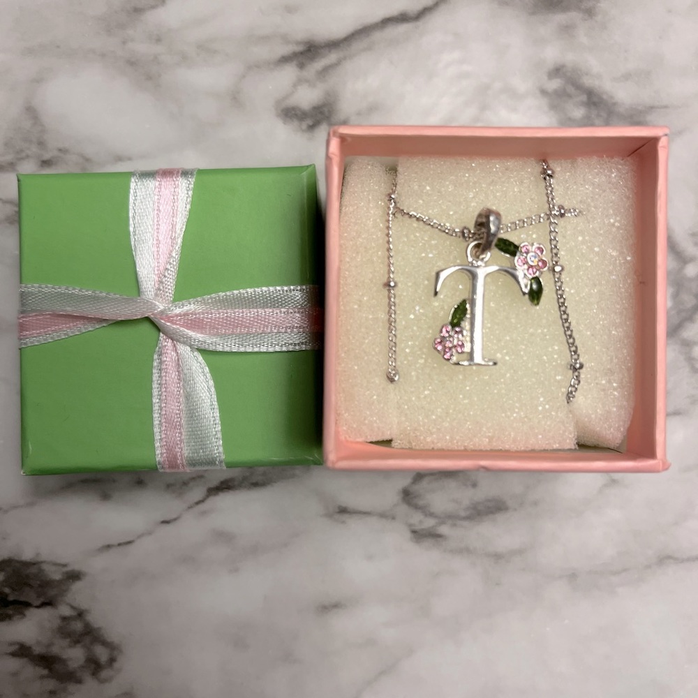 AVON Initial Letter T Floral Necklace 💗💚💗💚🌸💗💚🌸💗💚🌸